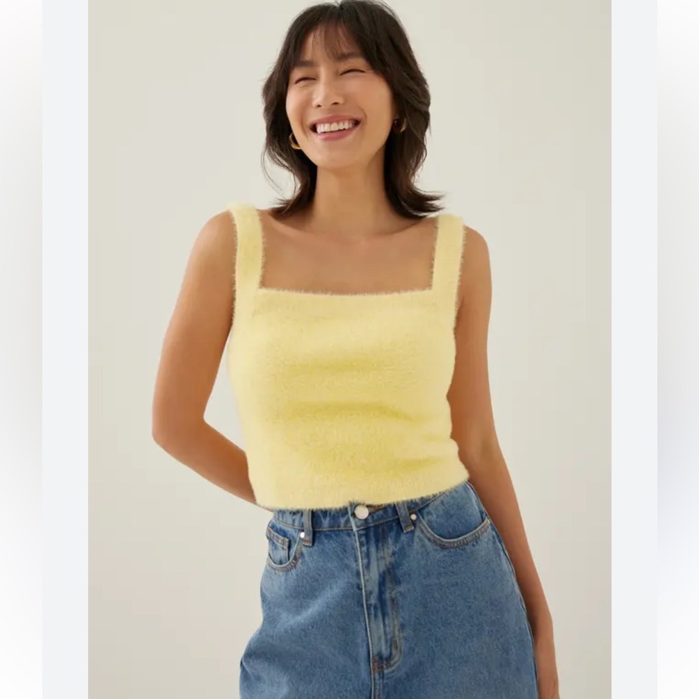 Boutique Soft Sweater Knit Fuzzy Yellow Daisy 🌼 Tank Top- Slight Crop-SXL NWOT